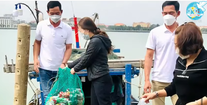 Thu gom rác thải nhựa từ biển vào bờ bảo vệ môi trường, xây dựng quỹ tình thương giúp trẻ mồ côi và phụ nữ có hoàn cảnh đặc biệt khó khăn  - Ảnh 1.