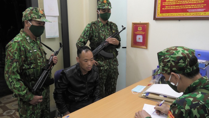 Bộ đội biên phòng Lào Cai bắt 2 đối tượng vận chuyển 32 bánh hê rô in - Ảnh 2.
