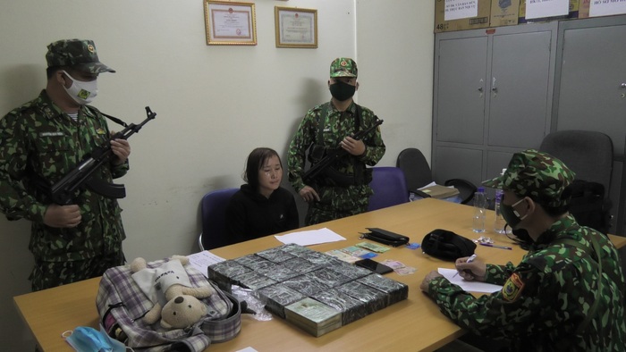 Bộ đội biên phòng Lào Cai bắt 2 đối tượng vận chuyển 32 bánh hê rô in - Ảnh 1.