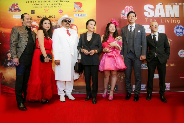 Từ trái qua phải: Đạo diễn Tiến Phạm, nhà sản xuất - diễn viên Ramani Raja, nghệ sĩ Kiều Chinh, diễn viên Angelina Raja, diễn viên Bình Minh và khách mời