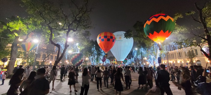 Khinh khí cầu khổng lồ bên bờ Hồ Gươm thu hút hàng ngàn người đổ về thăm quan , chụp ảnh - Ảnh 8.