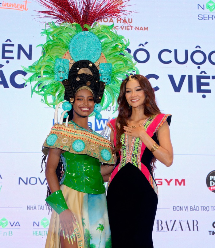 Đồng hành trong vai trò giám khảo cuộc thi với H'Hen Niê còn có đương kim Hoa hậu Trái đất Destiny Evelyn Wagner