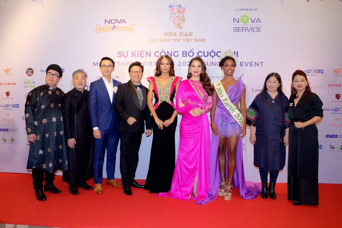 Ban tổ chức và Ban giám khảo  trong  buổi công bố, chính thức khởi động cuộc thi Hoa hậu Các dân tộc Việt Nam 2022 tại TPHCM