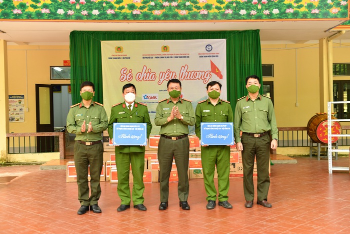 Thượng tá Nguyễn Thành Lợi tặng quà cho Công an xã