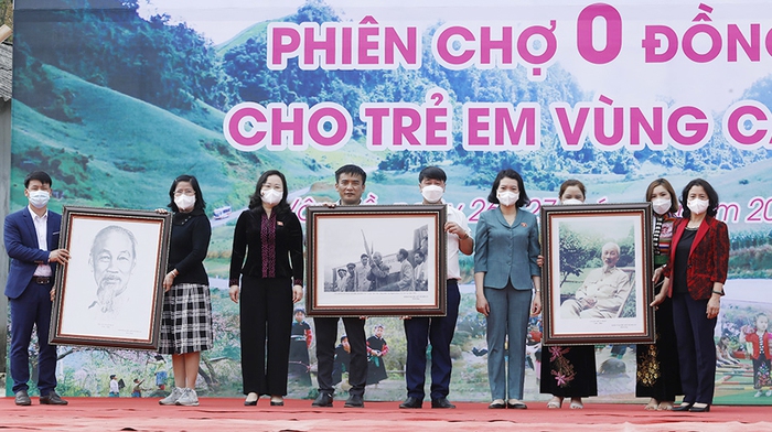 Nhóm nữ đại biểu Quốc hội tổ chức Phiên chợ 0 đồng cho trẻ vùng cao - Ảnh 1.