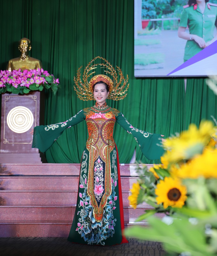 Nữ Công an TPHCM “thay” vẻ ngoài rắn rỏi bằng sự dịu dàng với áo dài Việt - Ảnh 9.