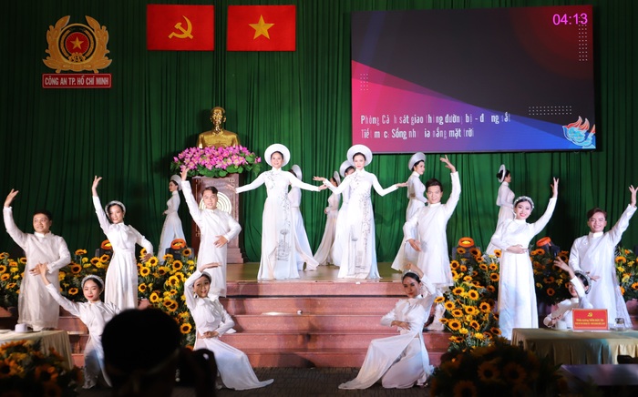 Nữ Công an TPHCM “thay” vẻ ngoài rắn rỏi bằng sự dịu dàng với áo dài Việt - Ảnh 11.