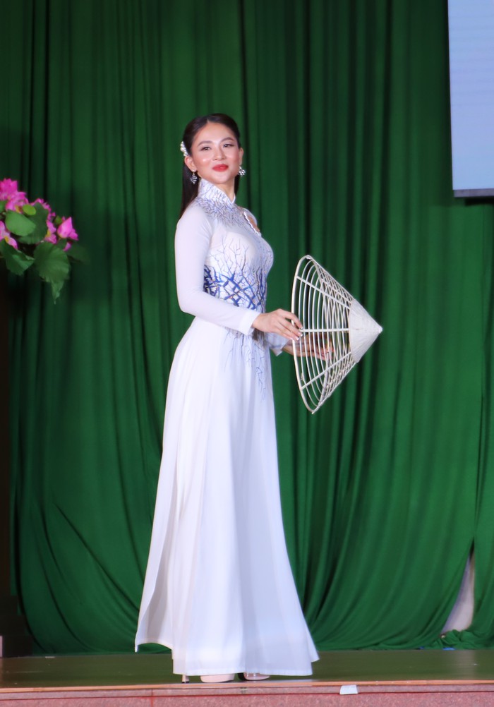 Nữ Công an TPHCM “thay” vẻ ngoài rắn rỏi bằng sự dịu dàng với áo dài Việt - Ảnh 2.
