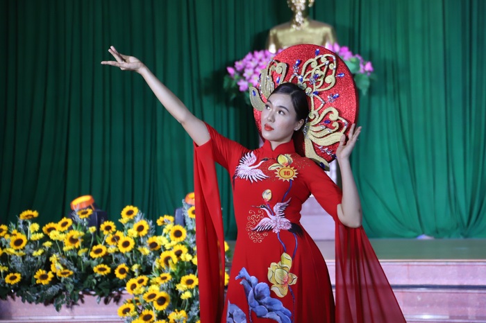 Nữ Công an TPHCM “thay” vẻ ngoài rắn rỏi bằng sự dịu dàng với áo dài Việt - Ảnh 8.