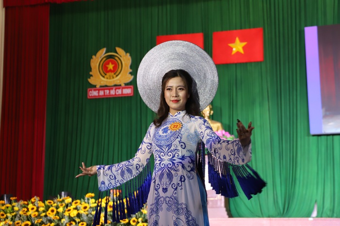 Nữ Công an TPHCM “thay” vẻ ngoài rắn rỏi bằng sự dịu dàng với áo dài Việt - Ảnh 5.