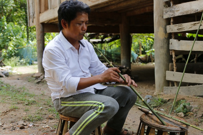 Nghệ nhân Moong Văn Cường ở bản Na Bè (Xá Lượng, Tương Dương, Nghệ An) thử sáo tơm sau khi chế tác