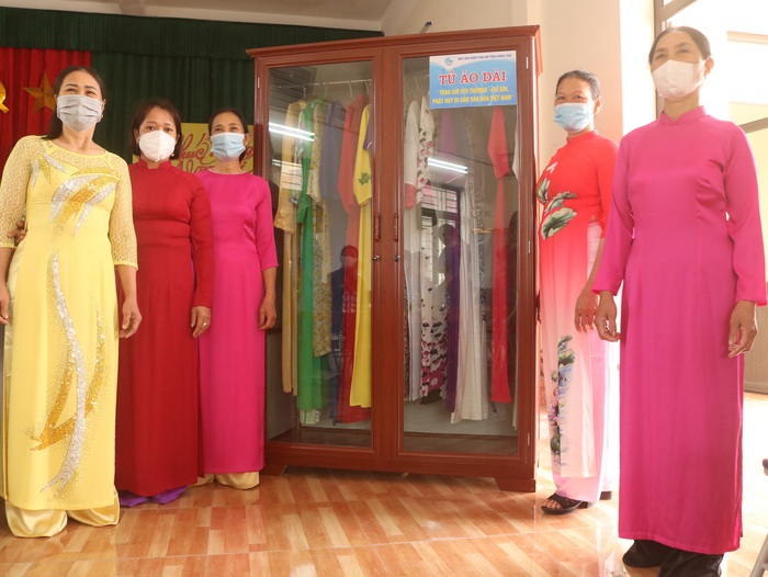 Hội LHPN Hưng Yên trao tặng 3 tủ áo dài truyền thống - Ảnh 1.