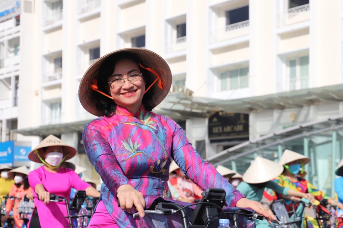 “Tan chảy” trước vẻ đẹp dịu dàng của hơn 2000 phụ nữ TPHCM khi mặc áo dài diễu hành - Ảnh 1.