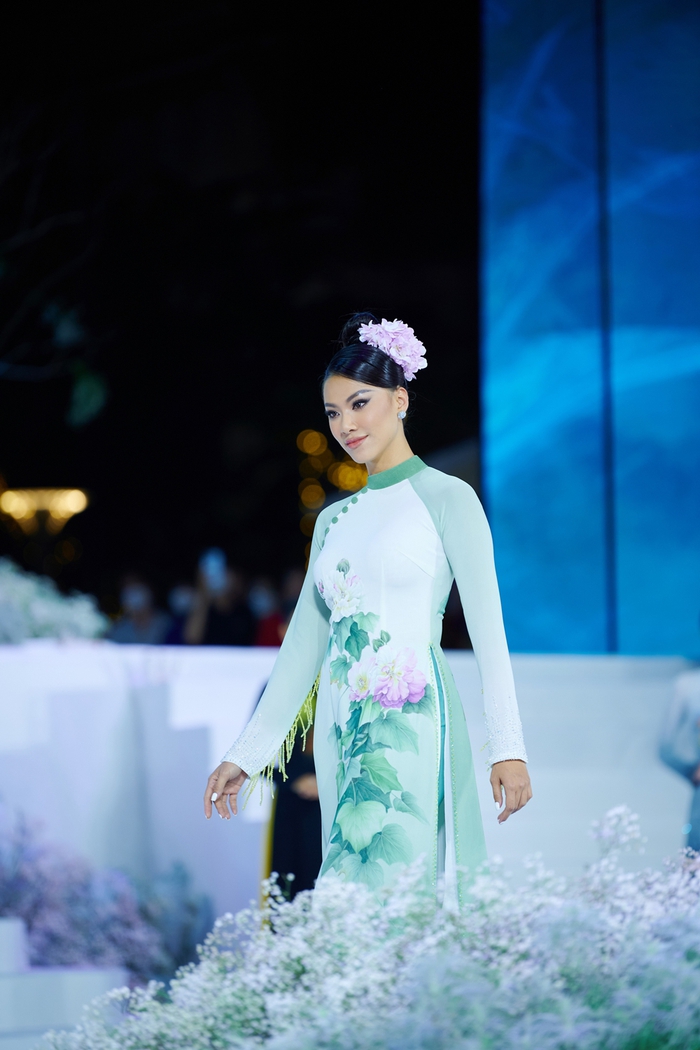 Nam Em trình diễn áo dài vẽ thủ công trên lụa của nghệ nhân Trung Đinh - Ảnh 3.