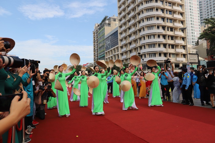 “Tan chảy” trước vẻ đẹp dịu dàng của hơn 2000 phụ nữ TPHCM khi mặc áo dài diễu hành - Ảnh 3.
