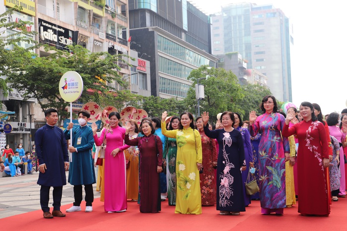 “Tan chảy” trước vẻ đẹp dịu dàng của hơn 2000 phụ nữ TPHCM khi mặc áo dài diễu hành - Ảnh 5.