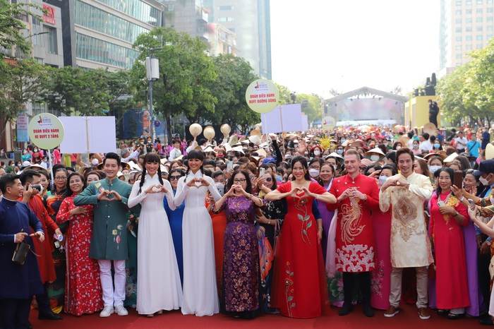 “Tan chảy” trước vẻ đẹp dịu dàng của hơn 2000 phụ nữ TPHCM khi mặc áo dài diễu hành - Ảnh 6.