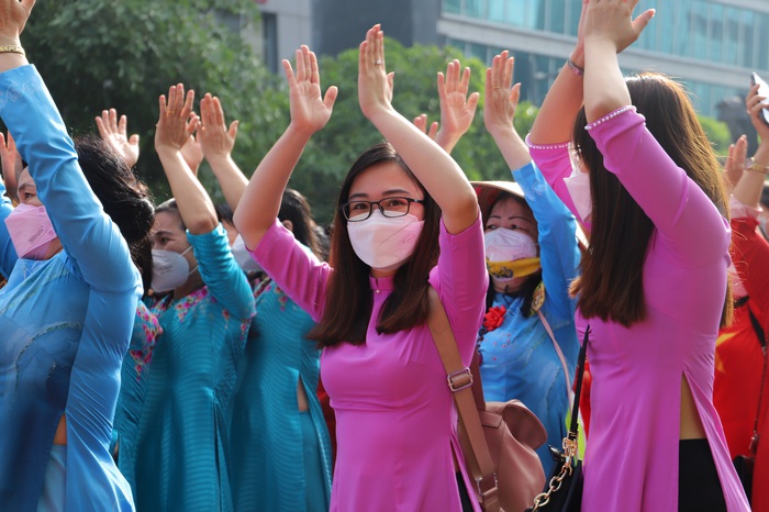 “Tan chảy” trước vẻ đẹp dịu dàng của hơn 2000 phụ nữ TPHCM khi mặc áo dài diễu hành - Ảnh 7.