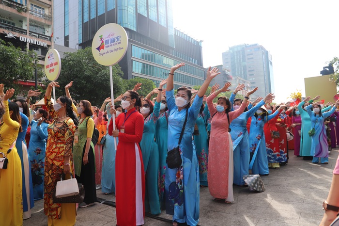 “Tan chảy” trước vẻ đẹp dịu dàng của hơn 2000 phụ nữ TPHCM khi mặc áo dài diễu hành - Ảnh 8.
