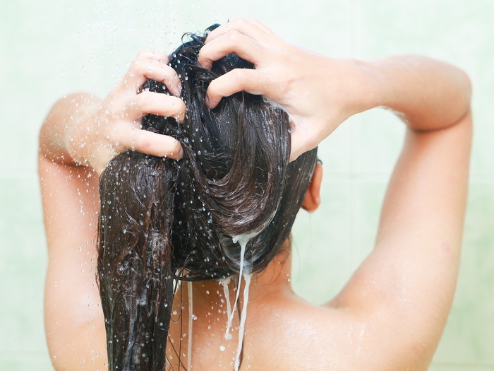 Lỗi sai kinh điển khi gội khiến mái tóc ngày càng khô xơ - Ảnh 1.