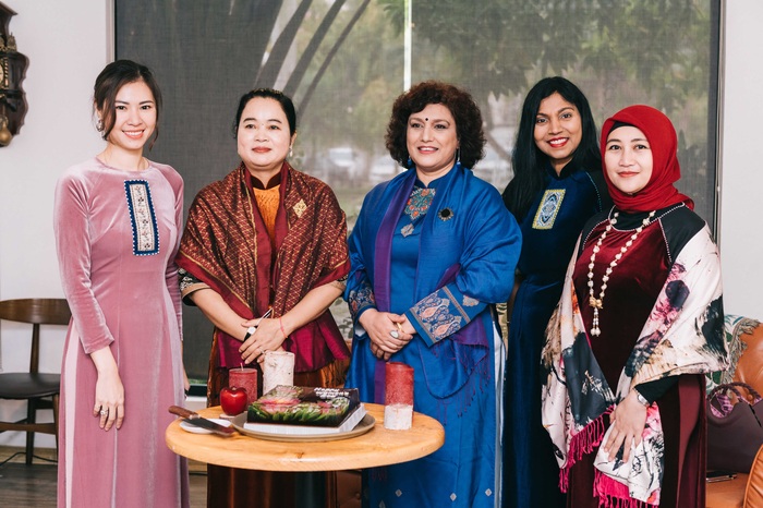 Phu nhân các Đại sứ tại Việt Nam diện áo dài Việt