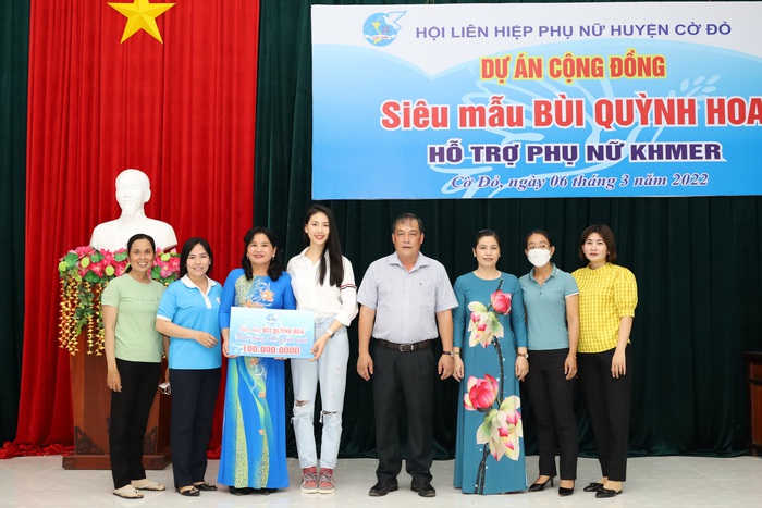 Siêu mẫu Quỳnh Hoa trao 100 triệu đồng tới Hội LHPN huyện Cờ Đỏ, Cần Thơ để hỗ trợ phụ nữ Khmer