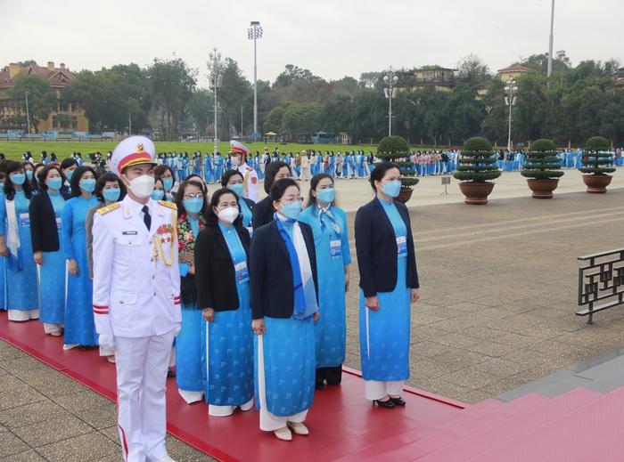 Đoàn đại biểu Đại hội phụ nữ toàn quốc viếng Lăng Bác và tượng đài Bắc Sơn - Ảnh 1.