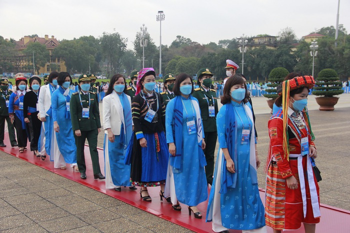 Đoàn đại biểu Đại hội phụ nữ toàn quốc viếng Lăng Bác và tượng đài Bắc Sơn - Ảnh 2.