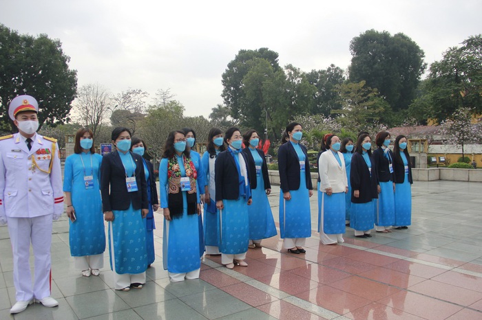 Đoàn đại biểu Đại hội phụ nữ toàn quốc viếng Lăng Bác và tượng đài Bắc Sơn - Ảnh 4.
