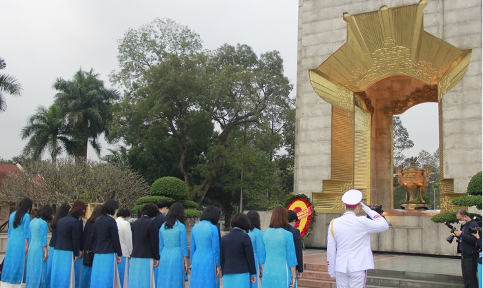 Đoàn đại biểu Đại hội phụ nữ toàn quốc viếng Lăng Bác và tượng đài Bắc Sơn - Ảnh 5.