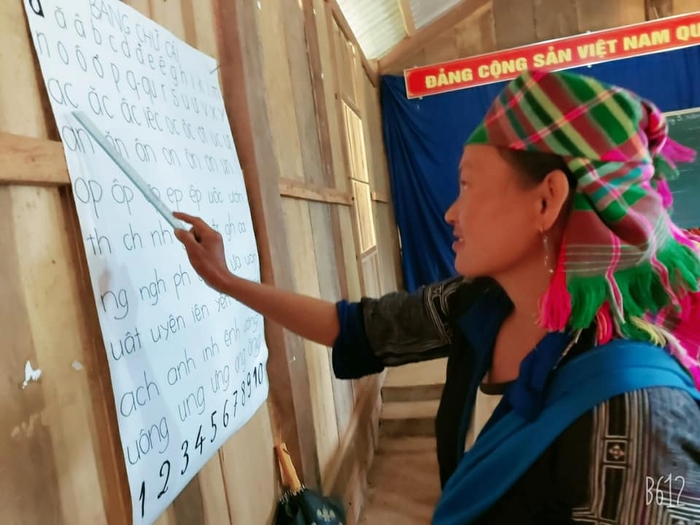 Các học viên tham gia lớp xóa mù chữ ở huyện Mù Cang Chải, tỉnh Yên Bái