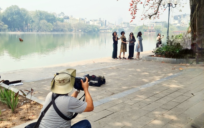 Nâng cấp dịch vụ chụp ảnh dạo để giữ nghề » Báo Phụ Nữ Việt Nam