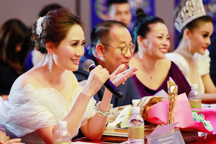 Hoa hậu Áo dài Việt Nam Đàm Lưu Ly ngồi ghế giám khảo cuộc thi nhan sắc
