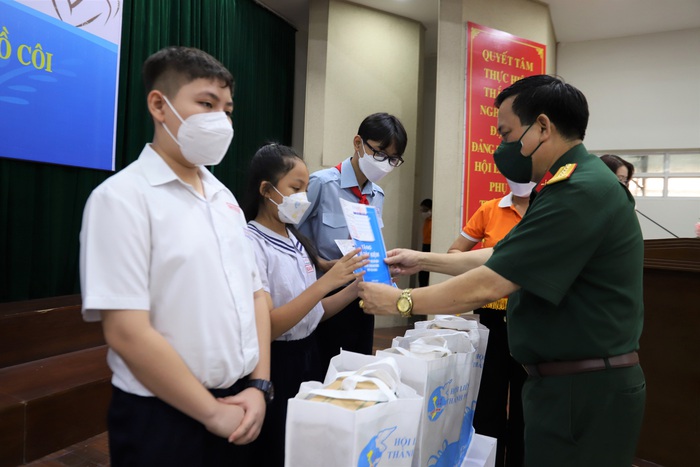  “Mẹ đỡ đầu” trao sổ tiết kiệm cho trẻ mồ côi do Covid-19 tại TPHCM - Ảnh 1.