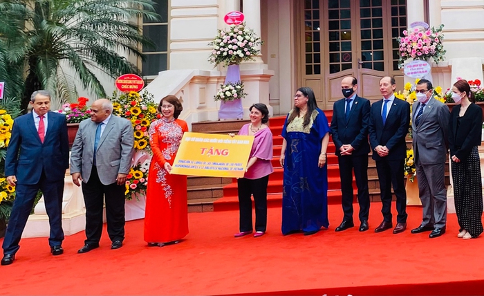 Đại sứ các nước trao tặng sách cho Thư viện Quốc gia Việt Nam
