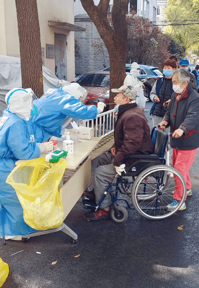 Trung Quốc: Những người già cậy nhờ người dưng trong phong tỏa - Ảnh 1.