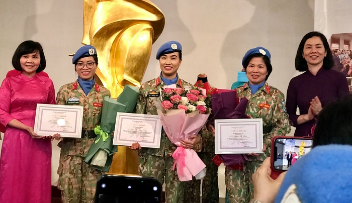 Phó Chủ tịch Hội LHPN Nguyễn Thị Minh Hương tặng hoa cho các nữ chiến sĩ