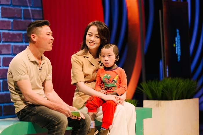 Cha con anh Trần Văn Thắng cùng MC chương trình Trạm yêu thương