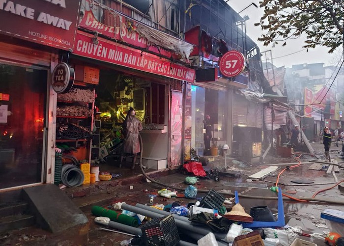 Hà Nội: Cháy lúc rạng sáng, nhiều ngôi nhà trên phố Nguyễn Hoàng bị thiêu rụi - Ảnh 1.