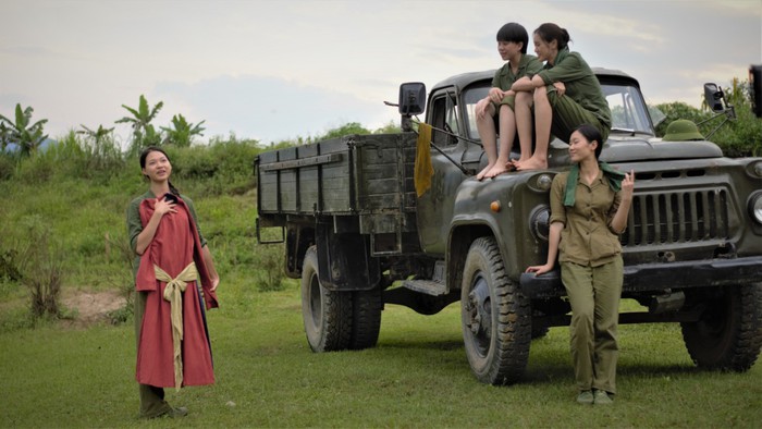 Phim Bình minh đỏ xoay quanh câu chuyện của 4 nữ chiến sĩ lái xe Trường Sơn
