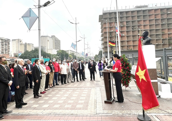 Đoàn đại biểu Hội LHPN Việt Nam dâng hoa tại Tượng Chủ tịch Hồ Chí Minh ở thủ đô Caracas, Venuezuela - Ảnh 1.