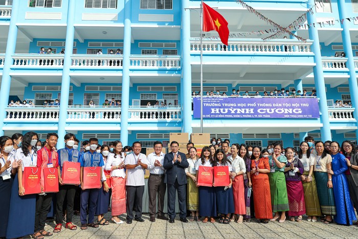 Thủ tướng thăm, động viên thầy trò Trường dân tộc nội trú Huỳnh Cương tại TP Sóc Trăng - Ảnh 2.