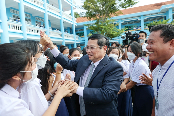 Thủ tướng thăm, động viên thầy trò Trường dân tộc nội trú Huỳnh Cương tại TP Sóc Trăng - Ảnh 1.