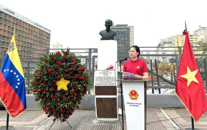 Đoàn đại biểu Hội LHPN Việt Nam dâng hoa tại Tượng Chủ tịch Hồ Chí Minh ở thủ đô Caracas, Venuezuela - Ảnh 2.