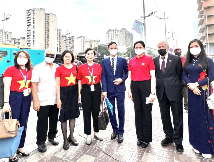 Đoàn đại biểu Hội LHPN Việt Nam dâng hoa tại Tượng Chủ tịch Hồ Chí Minh ở thủ đô Caracas, Venuezuela - Ảnh 5.