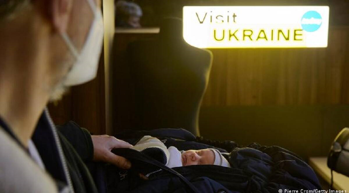 Số phận của trẻ sinh ra nhờ mang thai hộ mắc kẹt ở Ukraine - Ảnh 1.