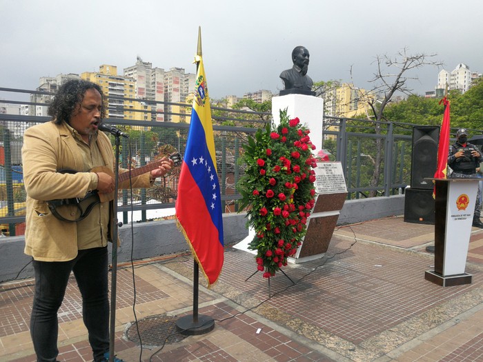 Đoàn đại biểu Hội LHPN Việt Nam dâng hoa tại Tượng đài Chủ tịch Hồ Chí Minh ở thủ đô Caracas, Venezuela - Ảnh 3.