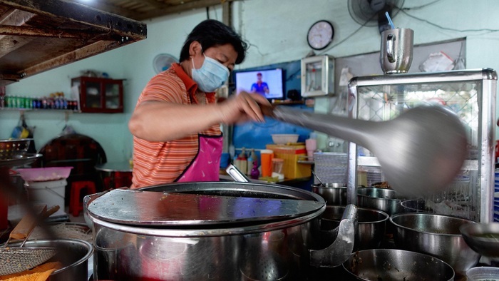 Chủ nhân thế hệ thứ hai là Cô Giàu khẳng định quán vẫn giữ đúng hương vị hủ tiếu Nam Vang như thời gia đình bán cạnh chợ Lớn Mới ở thủ đô PhnomPenh