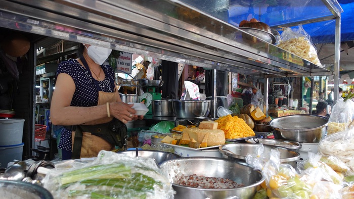 Quán chè cô Có với nhiều món ngọt đặc trưng Campuchia bán chung với nhiều loại chè Việt, một trong các quán lâu năm và đông khách ở chợ Miên