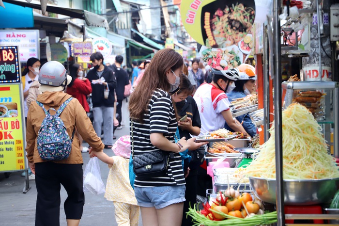 Vào buổi chiều khu vực chợ Miên trở thành khu phố ẩm thực thu hút đông đảo giới trẻ và người dân